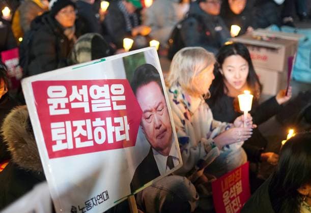 Bilder des Jahres 2024, News 12 Dezember News Themen der Woche KW49 Candlelight Rally against President Yoon SEOUL, SOUTH KOREA, DEC. 4: Citizens hold placards demanding the resignation of President Yoon Seok-yeol as they participate in a candlelight rally in Seoul, South Korea, on December 4, 2024. On the night of December 3, President Yoon Seok-yeol announced the imposition of martial law during an emergency press conference, authorizing the deployment of military and police forces to the National Assembly. However, widespread opposition from lawmakers, including dissent within his own party, led to the swift revocation of the decree the following day. In the wake of this unprecedented move, senior presidential aides, including the Chief Secretary, collectively submitted their resignations. The martial Copyright: xSeokyongxLee PentaxPressx