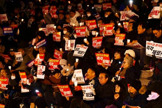 News Themen der Woche KW49 News Bilder des Tages Protest against President Yoon Suk Yeol in South Korea South Korean protestors calling for the dismissal and impeachment of South Korean President Yoon Suk Yeol outside the National Assembly in Seoul, South Korea, on December 4, 2024. South Korean President Yoon Suk Yeol briefly declared martial law on December 3, 2024, citing threats to democracy from opposition lawmakers he labeled as pro-North Korea. The decree, which restricted political activities, media, and strikes, was quickly overturned by the National Assembly. The event highlights rising tensions and Yoon?s declining authority following significant opposition victories in recent elections. Seoul Republic of Korea Copyright: xMatrixxImagesx xKwakxKyung-Keunx 