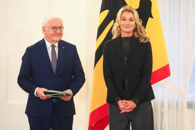 Verleihung des Verdienstordens zum Tag des Ehrenamtes Berlin, 4.12..2024 Bundespräsident Frank-Walter Steinmeier und FRansiska van Almsick bei der Verleihung des Verdienstordens zum Tag des Ehrenamtes Berlin Germany Copyright: xPictureteamx