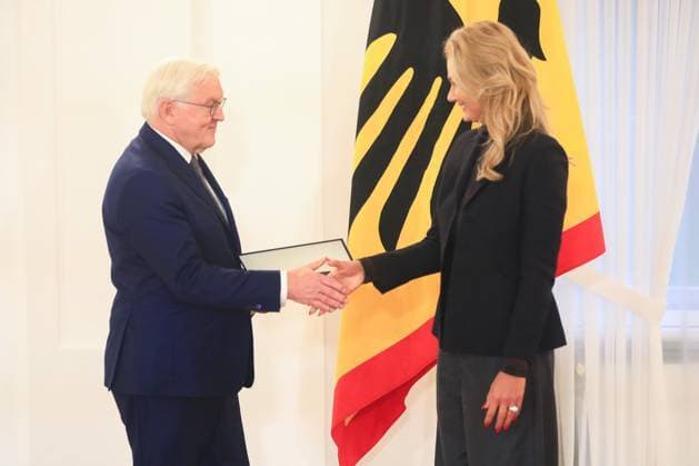 Verleihung des Verdienstordens zum Tag des Ehrenamtes Berlin, 4.12..2024 Bundespräsident Frank-Walter Steinmeier und FRansiska van Almsick bei der Verleihung des Verdienstordens zum Tag des Ehrenamtes Berlin Germany Copyright: xPictureteamx