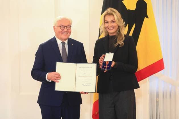 News Bilder des Tages Verleihung des Verdienstordens zum Tag des Ehrenamtes Berlin, 4.12..2024 Bundespräsident Frank-Walter Steinmeier und FRansiska van Almsick bei der Verleihung des Verdienstordens zum Tag des Ehrenamtes Berlin Germany Copyright: xPictureteamx