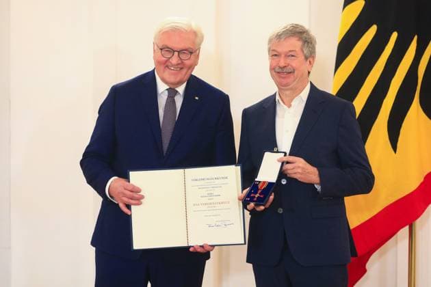 Verleihung des Verdienstordens zum Tag des Ehrenamtes Berlin, 4.12..2024 Bundespräsident FRank-Walter Steinmeier und Hanns-Ulrich Barde, Bremen bei der Verleihung des Verdienstordens zum Tag des Ehrenamtes Berlin Germany Copyright: xPictureteamx