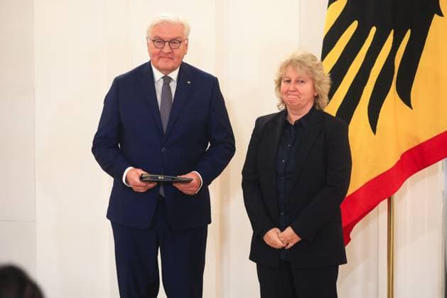 Verleihung des Verdienstordens zum Tag des Ehrenamtes Berlin, 4.12..2024 Bundespräsident FRank-Walter Steinmeier und Birgit Bauer-Schick, Freiburg im Breisgau Baden-Württemberg bei der Verleihung des Verdienstordens zum Tag des Ehrenamtes Berlin Germany Copyright: xPictureteamx