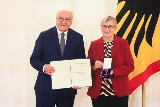 Verleihung des Verdienstordens zum Tag des Ehrenamtes Berlin, 4.12..2024 Bundespräsident FRank-Walter Steinmeier und Angelika Heinen, Velbert Nordrhein-Westfalen bei der Verleihung des Verdienstordens zum Tag des Ehrenamtes Berlin Germany Copyright: xPictureteamx