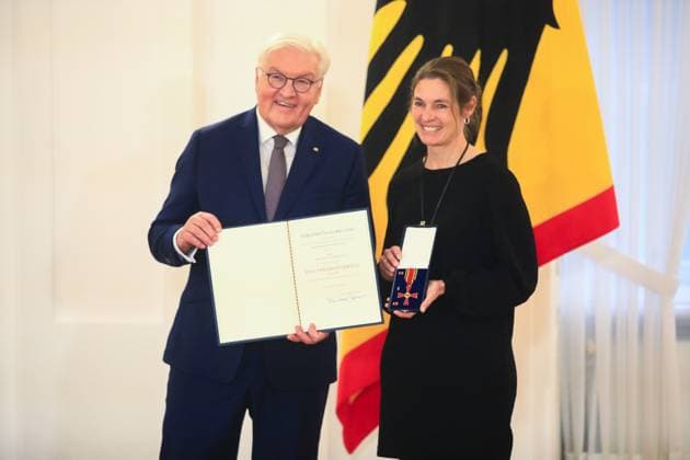 Verleihung des Verdienstordens zum Tag des Ehrenamtes Berlin, 4.12..2024 Bundespräsident FRank-Walter Steinmeier und Michaela Hofmeister, Kirchanschöring Bayern bei der Verleihung des Verdienstordens zum Tag des Ehrenamtes Berlin Germany Copyright: xPictureteamx