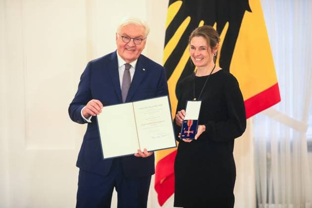 Verleihung des Verdienstordens zum Tag des Ehrenamtes Berlin, 4.12..2024 Bundespräsident FRank-Walter Steinmeier und Michaela Hofmeister, Kirchanschöring Bayern bei der Verleihung des Verdienstordens zum Tag des Ehrenamtes Berlin Germany Copyright: xPictureteamx