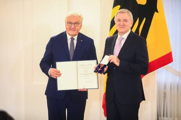 Verleihung des Verdienstordens zum Tag des Ehrenamtes Berlin, 4.12..2024 Bundespräsident FRank-Walter Steinmeier und Dr. Rolf Kaiser, Greifswald Mecklenburg-Vorpommern bei der Verleihung des Verdienstordens zum Tag des Ehrenamtes Berlin Germany Copyright: xPictureteamx