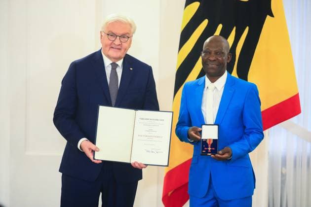 Verleihung des Verdienstordens zum Tag des Ehrenamtes Berlin, 4.12..2024 Bundespräsident FRank-Walter Steinmeier und Candido Mahoche, Freital Sachsen bei der Verleihung des Verdienstordens zum Tag des Ehrenamtes Berlin Germany Copyright: xPictureteamx