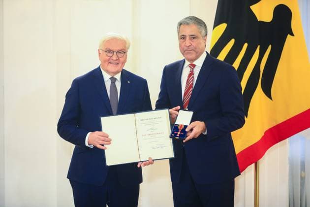 Verleihung des Verdienstordens zum Tag des Ehrenamtes Berlin, 4.12..2024 Bundespräsident FRank-Walter Steinmeier und Kaweh Niroomand, Berlin bei der Verleihung des Verdienstordens zum Tag des Ehrenamtes Berlin Germany Copyright: xPictureteamx