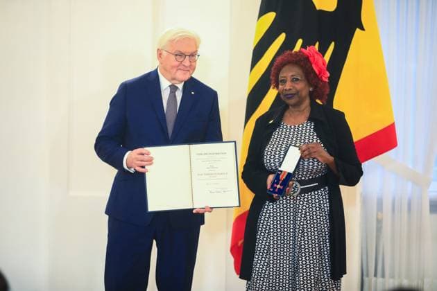 Verleihung des Verdienstordens zum Tag des Ehrenamtes Berlin, 4.12..2024 Bundespräsident FRank-Walter Steinmeier und Asha Noppeney, Eckersdorf Bayern bei der Verleihung des Verdienstordens zum Tag des Ehrenamtes Berlin Germany Copyright: xPictureteamx