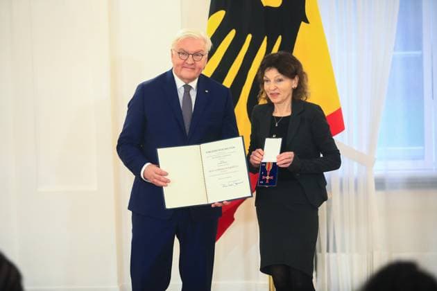 Verleihung des Verdienstordens zum Tag des Ehrenamtes Berlin, 4.12..2024 Bundespräsident FRank-Walter Steinmeier und Karin Plötz, Frankfurt am Main Hessen bei der Verleihung des Verdienstordens zum Tag des Ehrenamtes Berlin Germany Copyright: xPictureteamx