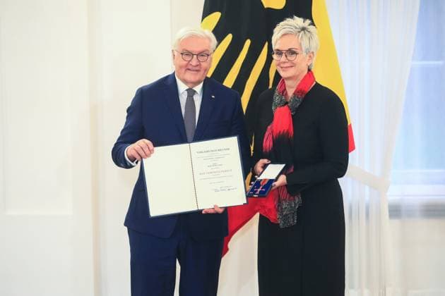 Verleihung des Verdienstordens zum Tag des Ehrenamtes Berlin, 4.12..2024 Bundespräsident FRank-Walter Steinmeier und Silke Renk-Lange, Halle (Saale) Sachsen-Anhalt bei der Verleihung des Verdienstordens zum Tag des Ehrenamtes Berlin Germany Copyright: xPictureteamx