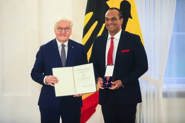 Verleihung des Verdienstordens zum Tag des Ehrenamtes Berlin, 4.12..2024 Bundespräsident FRank-Walter Steinmeier und Martin Rietsch, Bad Münder Niedersachsen bei der Verleihung des Verdienstordens zum Tag des Ehrenamtes Berlin Germany Copyright: xPictureteamx