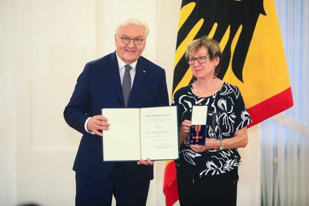 Verleihung des Verdienstordens zum Tag des Ehrenamtes Berlin, 4.12..2024 Bundespräsident FRank-Walter Steinmeier und Elvira Sachse, Greußen Thüringen bei der Verleihung des Verdienstordens zum Tag des Ehrenamtes Berlin Germany Copyright: xPictureteamx