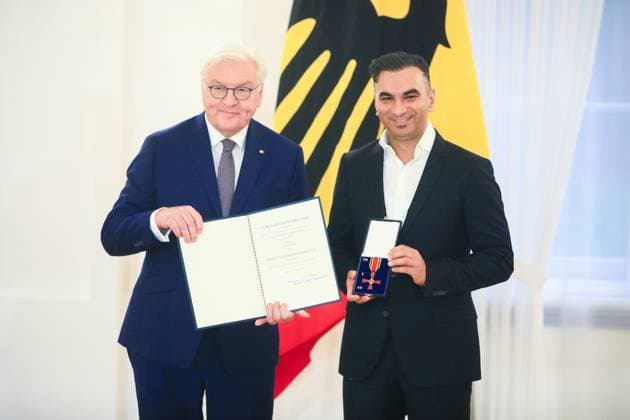 Verleihung des Verdienstordens zum Tag des Ehrenamtes Berlin, 4.12..2024 Bundespräsident FRank-Walter Steinmeier und Fatih Türk, Brühl Nordrhein-Westfalen bei der Verleihung des Verdienstordens zum Tag des Ehrenamtes Berlin Germany Copyright: xPictureteamx