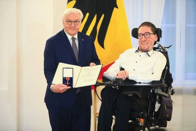 Verleihung des Verdienstordens zum Tag des Ehrenamtes Berlin, 4.12..2024 Bundespräsident FRank-Walter Steinmeier und ulian Wendel, Würzburg Bayern bei der Verleihung des Verdienstordens zum Tag des Ehrenamtes Berlin Germany Copyright: xPictureteamx