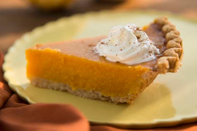 Slice of homemade pumping pie on plate , 26.01.2023, TTBB_ti02001516.jpg, Tradition, Pumpkin Pie, Slice, Thanksgiving, Indulgence, Plate, Freshness, Fall, Dessert, Temptation, Unhealthy Eating, Food, Horizontal, Close-Up, Autumn, Celebration, Studio Shot, Differential Focus, No People, Convention, Habit, Dish, Platter, Junk Food, Celebrating Copyright: xJamiexGrillx
