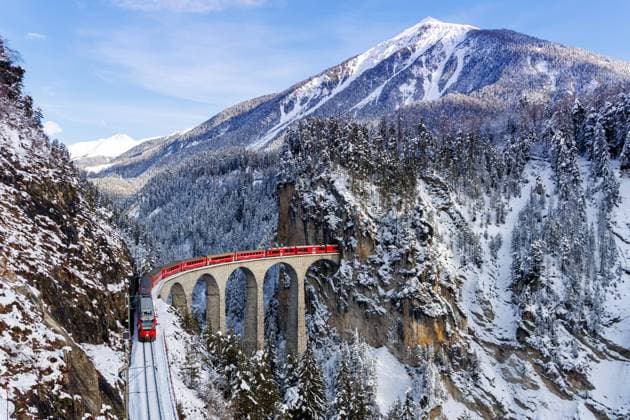 Rhätische Bahn Zug am berühmten Landwasserviadukt der Albulabahn Passagierzug von Stadler Rail in den Alpen in Filisur, Schweiz Filisur, Schweiz - 10. Januar 2024: Rhätische Bahn Zug am berühmten Landwasserviadukt der Albulabahn Passagierzug von Stadler Rail in den Alpen in Filisur, Schweiz. Copyright: xZoonar.com MarkusxMainkax 22322988