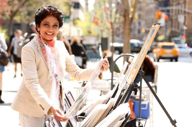 IMAGO Creative, Lifestyle, Frühling in der Stadt Portrait of woman watching art on street Italy,Dolomite Alps, 27 01 2023, TTBB_ti21000021.jpg, Portrait, Toothy Smile, One Mature Woman Only, Focus On Foreground, Walking, Watching, Casual Clothing, Black Hair, Short Hair, Smiling, 55-59 Years, People In The Background, One Person, Shopping, Summer, Street, Sidewalk, Art And Craft, City, Park, Spring, Outside, Happy, Relaxing, Beautiful, Confident, Casual, Enjoying, Urban, Artwork, Viewing, Caucasian Ethnicity, Horizontal, Outdoors, Day, Looking At Camera, Side View, Three Quarter Length, New York City, New York, Usa Copyright: xPaulinexSt.xDenisx