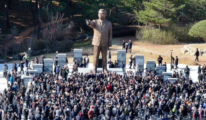 Bilder des Jahres 2024, News 12 Dezember News Themen der Woche KW49 News Bilder des Tages Ex-Pres. Park s statue unveiled Ex-Pres. Park s statue unveiled The unveiling ceremony of the statue of former President Park Chung-hee is under way in front of the North Gyeongsang Provincial Office in Andong, southeastern South Korea, on Dec. 5, 2024. (Yonhap) 2024-12-05 14:02:18 < 1980-2024 YONHAPNEWS AGENCY. .> °æ»óºÏµµ,¾Èµ¿½Ã °æ»óºÏµµ,°æ»óºÏµµ EDITORIAL USE ONLY  Copyright: xx PYH2024120512360031500 YonhapxNewsx yonphotos236384