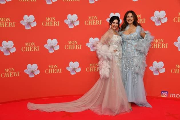 Entertainment Themen der Woche KW49 Entertainment Bilder des Tages Jeannette Graf und Karen Webb Mon Cheri Barbara Tag Charity-Veranstaltung Spendengala Scheck Schloss Nymphenburg München 04. Dezember 2024 *** Jeannette Graf and Karen Webb Mon Cheri Barbara Day Charity Event Donation Gala Check Nymphenburg Palace Munich 04 December 2024