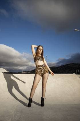 Creative Highlights Symbolbilder 783449156 Vertikales Porträt einer jungen kaukasischen Frau mit Achselhaaren, die im Sommer auf der Straße einen urbanen Tanz tanzt Vertical portrait of a young Caucasian woman with armpit hair dancing urban dance in the street in summertime Copyright: imageBROKER IvanxLasxHeras ibxila11891601.jpg ,model released, Symbolfoto ,property released