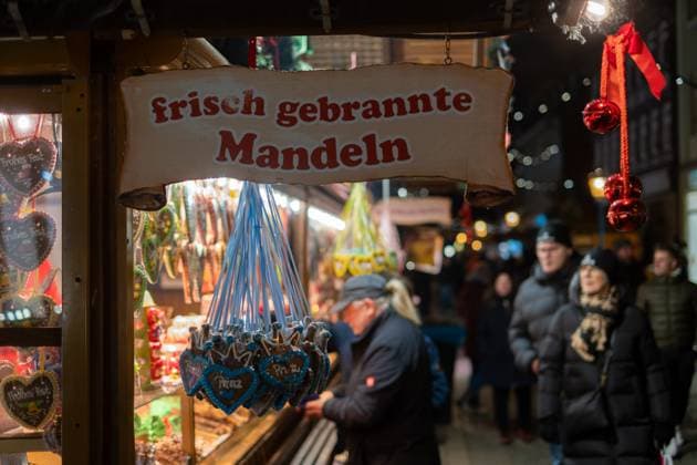 05.12.2024 In Wernigerode im Landkreis Harz in Sachsen-Anhalt lockt der Weihnachtsmarkt auch in diesem Jahr wieder unzählige Gäste an. Besucher können rund um den historischen Marktplatz und an an verschiedenen Stellen in der Altstadt das weihnachtliche Treiben genießen. Fürs leibliche Wohl ist gesorgt, es gibt Unterhaltung und unter anderem auch jede Menge kunsthandwerkliche Artikel zu kaufen. Wernigerode Sachsen-Anhalt Deutschland *** 05 12 2024 In Wernigerode in the Harz district of Saxony-Anhalt, the Christmas market once again attracts countless visitors this year Visitors can enjoy the Christmas hustle and bustle around the historic market square and in various places in the old town Food and drink is provided, there is entert