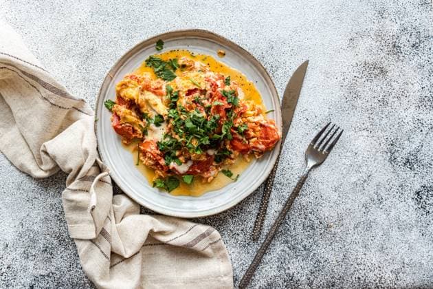 Delicious breakfast featuring a chicken egg omelet with tomatoes and cheese, fried in olive oil Model Released AnnaBogush_ID25212_729270_009 Copyright: xAnnaxBogushx RECORD DATE NOT STATED