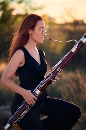 Creative Highlights Symbolbilder 783449156 MR_ID25029_18930_AriadnaAlarconMoreno.jpg A serene scene featuring a woman immersed in nature, playing a bassoon in a sunlit field Her flowing hair and focused expression add to the peaceful atmosphere Model Released CristianBlazquez_ID25029_725255_004 Copyright: xCristianxBlazquezx RECORD DATE NOT STATED
