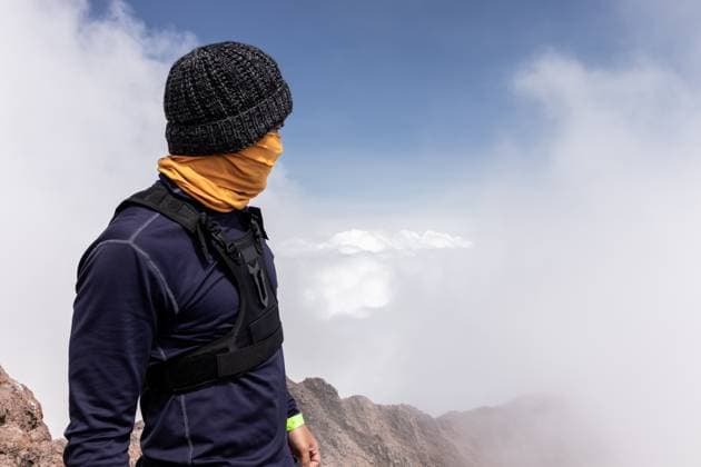 Creative Highlights Symbolbilder 783449156 A person stands atop La Malinche volcano in Mexico, surrounded by clouds Dressed in mountaineering gear, they enjoy the breathtaking summit view and natural beauty Model Released EduardoGavira_ID25187_728545_018 Copyright: xEduardoxGavirax