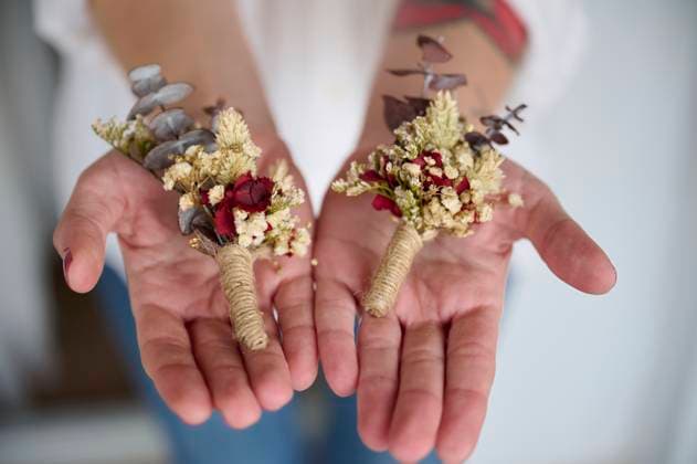 Creative Highlights Symbolbilder 783449156 Close-up of hands holding rustic wedding boutonnieres, crafted with dried flowers and twine Ideal for adding a natural, bohemian touch to special occasions Model Released GermanLinares_ID25222_729500_011 Copyright: xGermanxLinaresx RECORD DATE NOT STATED
