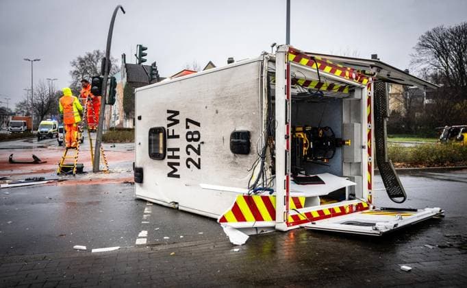 News Themen der Woche KW49 News Bilder des Tages Unfall mit Rettungswagen in Mülheim an der Ruhr ** NUR FÜR REDAKTIONELLE ZWECKE ** EDITORIAL USE ONLY **<p>Ein Rettungswagen (RTW) der Feuerwehr liegt am Donnerstag, 04.12.2024, nach einem Frontalzusammenstoß mit einem PKW auf der Seite. Der Unfall ereignete sich auf der Kreuzung, Friedrich-Ebert-Straße Tourainer Ring in Mülheim an der Ruhr. Deutschland NRW Mülheim Copyright: MartinxMöller *** Accident involving an ambulance in Mülheim an der Ruhr FOR EDITORIAL PURPOSES ONLY EDITORIAL USE ONLY p An ambulance RTW of the fire department lies on its side on Thursday, 04 12 2024, after a head-on collision with a car The accident occurred at the intersection, Friedrich Ebert Straße Tourainer Ring in Mülheim an der Ruhr Germany NRW Mülheim Copyright: MartinxMöller doc7ycn23wg36g1mu3vk8f4 ,EDITORIAL USE ONLY