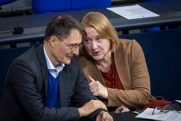 News Themen der Woche KW49 News Bilder des Tages (L-R) Karl Lauterbach, Bundesminister fuer Gesundheit, und Lisa Paus, Bundesministerin fuer Familie, Senioren, Frauen und Jugend, Unterhalten sich im Plenum des Deutschen Bundestags in Berlin, 05.12.2024. Berlin Deutschland *** L R Karl Lauterbach, Federal Minister for Health, and Lisa Paus, Federal Minister for Family Affairs, Senior Citizens, Women and Youth, talking in the plenary of the German Bundestag in Berlin, 05 12 2024 Berlin Germany Copyright: xJulianexSonntagx
