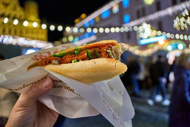 Augsburg, Bavaria, Germany - December 5, 2024: Augsburg, Bavaria, Germany - December 5, 2024: Vegan Bosna, or bratwurst in a roll at the Augsburg Christmas market, symbol for meat substitute, plant-based alternative, prices and food at the Christmas market. *** Augsburg, Bayern, Deutschland - 5 Dezember 2024: Vegane Bosna, bzw. Bratwurst in einer Semmel auf dem Augsburger Christkindlesmarkt, Symbol für Fleischersatz, pflanzliche Alternative, Preise und Essen auf dem Weihnachtsmarkt. ***