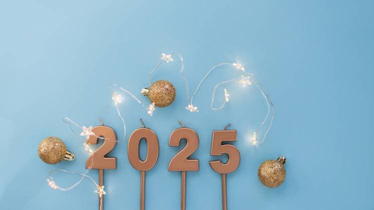 Goldene festliche Kerzen 2025 mit Lichtern Sterne liegen mit goldenen Kugeln auf einem blauen Hintergrund. Feiertage Tapete. Neujahr 2025 und Weihnachtskarte *** Golden Festive Candles 2025 with Lights Stars are with Golden Balls at a blue Background Holidays Wallpaper New Year 2025 and Christmas card 1102821112