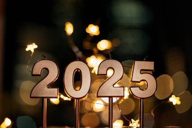 Goldene Kerzen festliche 2025 in der Nacht mit städtischen Bokeh mit Lichtern Sterne. Frohes neues Jahr 2025 Karten *** Golden Candles Festive 2025 in the Night with Municipalities bokeh with Lights Stars Happy New Year 2025 Maps 1102821117