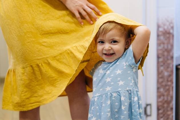Creative Highlights Symbolbilder 783449156 Die kleine verspielte Tochter spielt Verstecken hinter dem Rock ihrer Mutter Little playful daughter plays hide and seek behind her mother s skirt. ,model released, Symbolfoto Copyright: xZoonar.com TITOVAxILONAx 22327846 ,model released, Symbolfoto ,property released