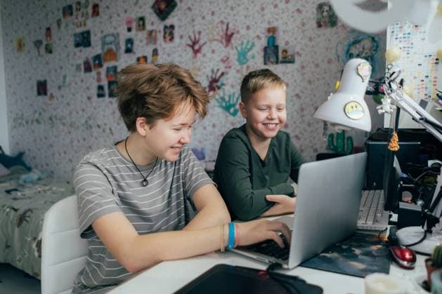 Ein lachendes, fröhliches Geschwisterpaar sieht sich ein Unterhaltungsvideo auf einem Laptop an Laughing cheerful brother and sister are watching entertainment video content on a laptop. ,model released, Symbolfoto Copyright: xZoonar.com TITOVAxILONAx 22327876 ,model released, Symbolfoto ,property released