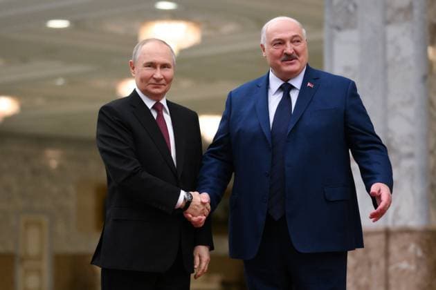 News Themen der Woche KW49 News Bilder des Tages BELARUS, MINSK - DECEMBER 6, 2024: Russia s President Vladimir Putin (L) and Belarus President Alexander Lukashenko shake hands ahead of a meeting of the Supreme State Council of the Union State of Russia and Belarus. Grigory Sysoyev POOL TASS  76582245