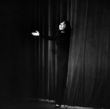 Juliette Greco auf DDR Tournee Die französische Sängerin und Schauspielerin Juliette Greco tritt durch den Vorhang auf die Bühne bei ihrem Auftritt im alten Friedrichstadt-Palast., Ost-Berlin. Dieses Konzert war das letzte auf ihrer sieben-Städte-Tournee durch Ostdeutschland, DDR 1968. Ost-Berlin Berlin Deutsche Demokratische Republik *** Juliette Greco at GDR Tour the French Singer and Actress Juliette Greco Tritt through the Curtain at the Stage at their Appearance at Old Friedrichstadt Palace , East Berlin This Concert was the last at their Seven Cities Tour through East Germany, GDR 1968 East Berlin Berlin German Democratic Republic Copyright: TassiloxLeher LEH_91010001263 Nur redaktionelle Nutzung. Editorial usage only. EDITORIAL USE ONLY