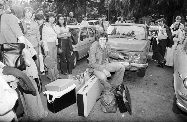 Archivbilder der Woche KW49 Frank Schöbel (Sopot 77) Der deutsche Schlagersänger, Komponist, Autor und Schauspieler Frank Schöbel sitzt umringt von Fans und Schaulustigen mit seinem Gepäck vor einem verbeulten Wartburg, über den er sich lustig macht. Das Bild entstand bei der Abreise aus Sopot, wo Schöbel 1977 beim Internationalen Songfestival mit O Lady den 5. Platz belegte, Polen 1977. Sopot Pommern Polen *** Frank Schöbel Sopot 77 the German Pop singer, Composer, Author and Actors Frank Schöbel sits surrounds from Fans and Schaulustigen with his Luggage before a verbeulten Wartburg, via the he itself funny makes the Picture was created at the Departure from Sopot, where Schöbel 1977 at International Song Festival with O Lady the 5 Place occupied, Pola Copyright: TassiloxLeher LEH_91020000825 Nur redaktionelle Nutzung Editorial usage only EDITORIAL USE ONLY