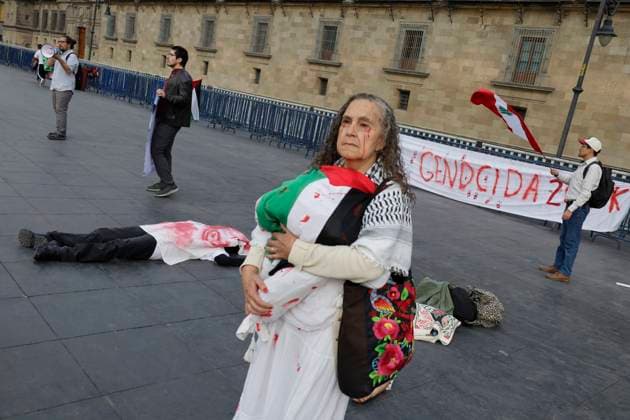 Palestinian Activists And Supporters Demonstrate Against The Genocide In Gaza At The Zocalo In Mexico City A woman sympathetic to Palestine demonstrates against the genocide in Gaza in the Zocalo of Mexico City, Mexico, on December 6, 2024, to demand the end of the bombings that the Israeli army carries out for a year in the Palestinian territories in the Gaza Strip after the attack by the Hamas group, where more than 40,000 people die and a large number of people are injured, which is considered an act of crimes against humanity, genocide, and ethnic extinction. Mexico City Mexico City Mexico  Copyright: xGerardoxVieyrax originalFilename: vieyra-notitle241206_npTMr.jpg