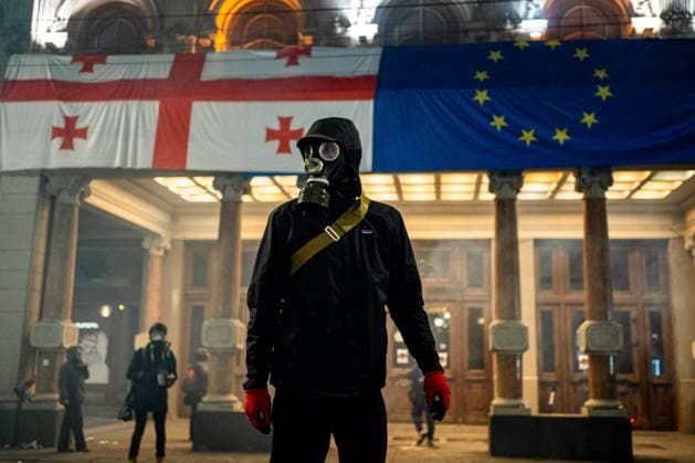 News Themen der Woche KW49 News Bilder des Tages Pro-European opposition demonstration in Tbilisi on December 7, 2024 Nicolas Liponne MAXPPP Tbilisi 07 12 2024 A demonstrator with a gas mask in front of Georgian and European flags during a pro-European demonstration in Tbilisi on December 7, 2024 Pro-Europe activists gathered for the ninth night running since the postponement of EU membership by the ruling Georgian Dream party and accusations of rigging in the October 26 parliamentary elections A demonstrator with a gas mask in front of Georgian and European flags at a pro European demonstration in Tbilisi on December 7, 2024 Pro Europe activists gathered for the ninth night in a row since the ruling Georgian Dream party postponed EU membership and accusations of rigging in the October 2  Copyright: xMAXPPPxNicolasxLiponnex NLP202412071349 NLP202412071349