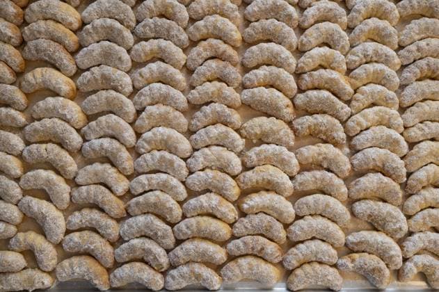 Frisch gebackene Vanillekipferl auf einem Backblech, Bayern, Deutschland, Europa Freshly baked vanilla crescents on a baking tray, Bavaria, Germany, Europe Copyright: imageBROKER HelmutxMeyerxzurxCap ibxmzc11902450.jpg