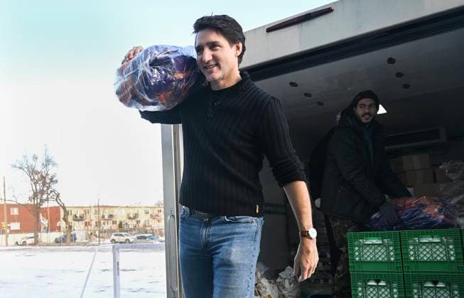 News Themen der Woche KW49 News Bilder des Tages December 7, 2024, Montreal, Pq, Canada: Prime Minister Justin Trudeau helps to unload food from a truck which will be used to make Christmas baskets during a community event in Montreal, Saturday, December 7, 2024. Montreal Canada  - ZUMAc35_ 20241207_zaf_c35_019 Copyright: xGrahamxHughesx