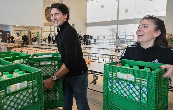 News Bilder des Tages December 7, 2024, Montreal, Pq, Canada: Prime Minister Justin Trudeau helps carry crates of milk which will be used to make Christmas baskets during a community event in Montreal, Saturday, December 7, 2024. Montreal Canada  - ZUMAc35_ 20241207_zaf_c35_023 Copyright: xGrahamxHughesx