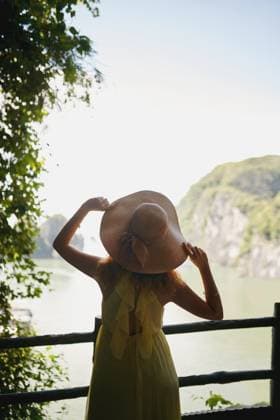 Creative Highlights Symbolbilder 783449156 Travel, woman and hat with holiday view for vacation adventure, sightseeing and exploration in Vietnam. Back, tourist and scenery space of lake for tourism experience, break and relax at destination. model released property released Copyright: xROWANxJORDAN(PTY)LTDx