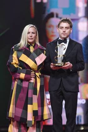 Marrakech Closing Ceremony Patricia Arquette and Director Damian Kocur pose with the award for Under the Volcano during the Closing Ceremony during the 21st Marrakech International Film Festival in Marrakech, Morocco on December 07, 2024. Photo by Aurore Marechal ABACAPRESS.COM Marrakech Morocco  Copyright: xMarechalxAurore ABACAx