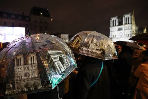 Bilder des Jahres 2024, News 12 Dezember News Themen der Woche KW49 News Bilder des Tages (241208) -- PARIS, Dec. 8, 2024 -- People gather outside the restored Notre-Dame de Paris cathedral in the rain in Paris, France, Dec. 7, 2024. Five years after being devastated by a fire, the restored Notre-Dame de Paris cathedral officially reopened on Saturday with a grand inauguration ceremony attended by world leaders, believers, and non-believers alike. ) FRANCE-PARIS-NOTRE-DAME DE PARIS CATHEDRAL-REOPENING GaoxJing 
