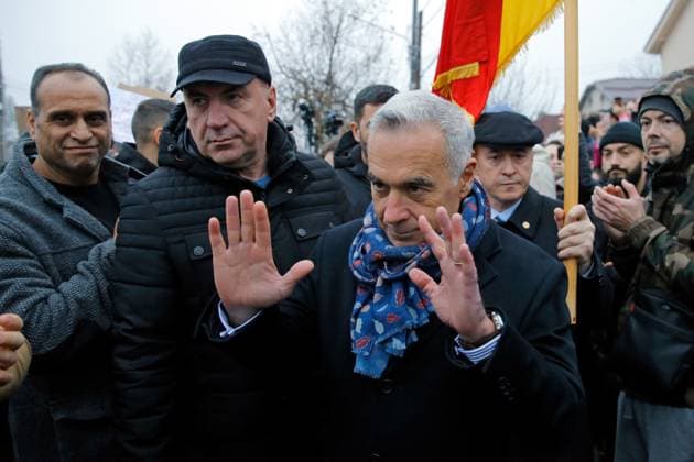 News Themen der Woche KW49 News Bilder des Tages (241208) -- MOGOSOAIA, Dec. 8, 2024 -- Calin Georgescu (front), winner of the first round of Romania s presidential elections, gestures after talking to the media in front of a closed polling station in Mogosoaia, near Bucharest, Romania, Dec. 8, 2024. Independent presidential candidate Calin Georgescu has called on Romania s Central Electoral Bureau (BEC) and Permanent Electoral Authority (AEP) to disregard the Constitutional Court s (CCR) decision that annulled the presidential election, and to allow the voting process to continue. (Photo by Xinhua) ROMANIA-MOGOSOAIA-PRESIDENTIAL ELECTION-ANNULMENT-CALIN GEORGESCU CristianxCristel 